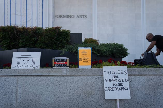US judge blocks Trump’s name from being added to Kennedy Center facade WASHINGTON, D.C., UNITED STATES - SEPTEMBER 15: Signs placed by demonstrators are seen outside the John F. Kennedy Center for the Performing Arts in Washington, D.C., on September 15, 2026. A federal judge blocked the Kennedy Center from adding President Donald Trump’s name to its facade Tuesday, while the center’s board voted to immediately close the main building amid financial and structural concerns. Mehmet Eser Anadolu Washington DC United States. Editorial use only. Please get in touch for any other usage.  Copyright: x2026xAnadoluxMehmetxEserx