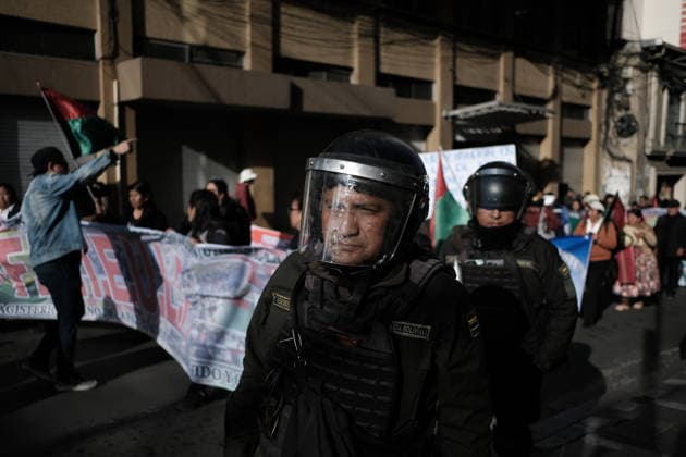 Teachers march against the Bolivian government defies the state of emergency LA PAZ, BOLIVIA - SEPTEMBER 15: Education workers march against the Bolivian government, in defiance of the state of emergency, while the police guard them in La Paz, Bolivia on September 15, 2026. Jorge Mateo Romay Salinas Anadolu La Paz Bolivia. Editorial use only. Please get in touch for any other usage.  Copyright: x2026xAnadoluxJorgexMateoxRomayxSalinasx