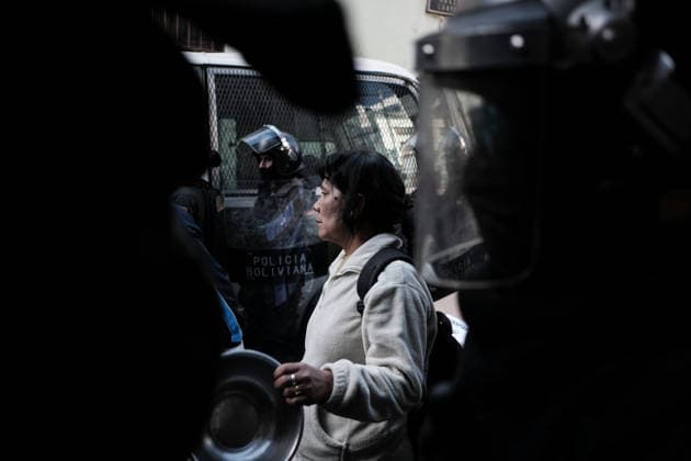 Teachers march against the Bolivian government defies the state of emergency LA PAZ, BOLIVIA - SEPTEMBER 15: Education workers march against the Bolivian government, in defiance of the state of emergency, while the police guard them in La Paz, Bolivia on September 15, 2026. Jorge Mateo Romay Salinas Anadolu La Paz Bolivia. Editorial use only. Please get in touch for any other usage.  Copyright: x2026xAnadoluxJorgexMateoxRomayxSalinasx