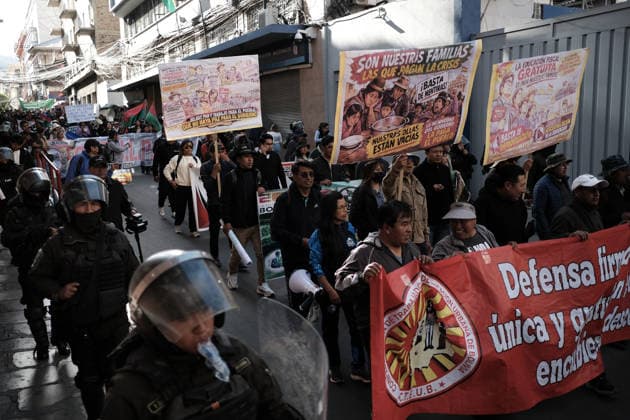 Teachers march against the Bolivian government defies the state of emergency LA PAZ, BOLIVIA - SEPTEMBER 15: Education workers march against the Bolivian government, in defiance of the state of emergency, while the police guard them in La Paz, Bolivia on September 15, 2026. Jorge Mateo Romay Salinas Anadolu La Paz Bolivia. Editorial use only. Please get in touch for any other usage.  Copyright: x2026xAnadoluxJorgexMateoxRomayxSalinasx