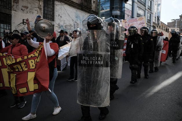 Teachers march against the Bolivian government defies the state of emergency LA PAZ, BOLIVIA - SEPTEMBER 15: Education workers march against the Bolivian government, in defiance of the state of emergency, while the police guard them in La Paz, Bolivia on September 15, 2026. Jorge Mateo Romay Salinas Anadolu La Paz Bolivia. Editorial use only. Please get in touch for any other usage.  Copyright: x2026xAnadoluxJorgexMateoxRomayxSalinasx