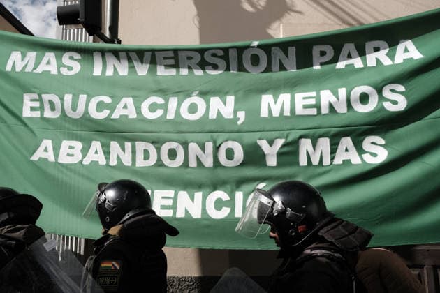 Teachers march against the Bolivian government defies the state of emergency LA PAZ, BOLIVIA - SEPTEMBER 15: Education workers march against the Bolivian government, in defiance of the state of emergency, while the police guard them in La Paz, Bolivia on September 15, 2026. Jorge Mateo Romay Salinas Anadolu La Paz Bolivia. Editorial use only. Please get in touch for any other usage.  Copyright: x2026xAnadoluxJorgexMateoxRomayxSalinasx