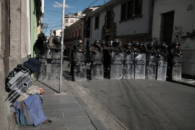 Teachers march against the Bolivian government defies the state of emergency LA PAZ, BOLIVIA - SEPTEMBER 15: Education workers march against the Bolivian government, in defiance of the state of emergency, while the police guard them in La Paz, Bolivia on September 15, 2026. Jorge Mateo Romay Salinas Anadolu La Paz Bolivia. Editorial use only. Please get in touch for any other usage.  Copyright: x2026xAnadoluxJorgexMateoxRomayxSalinasx