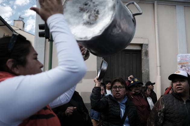 Teachers march against the Bolivian government defies the state of emergency LA PAZ, BOLIVIA - SEPTEMBER 15: Education workers march against the Bolivian government, in defiance of the state of emergency, while the police guard them in La Paz, Bolivia on September 15, 2026. Jorge Mateo Romay Salinas Anadolu La Paz Bolivia. Editorial use only. Please get in touch for any other usage.  Copyright: x2026xAnadoluxJorgexMateoxRomayxSalinasx