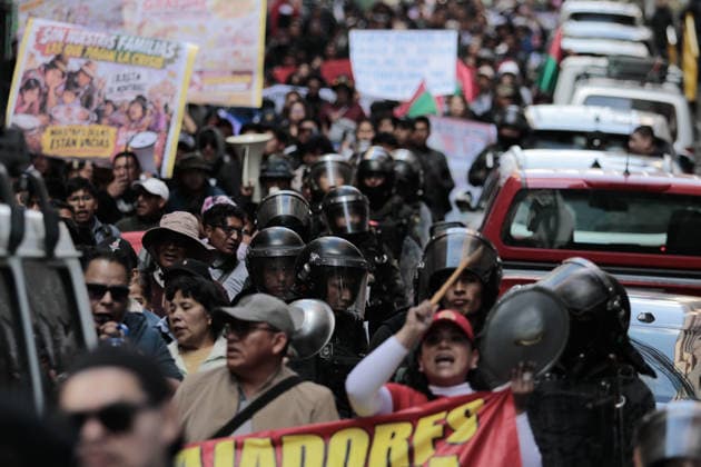 Teachers march against the Bolivian government defies the state of emergency LA PAZ, BOLIVIA - SEPTEMBER 15: Education workers march against the Bolivian government, in defiance of the state of emergency, while the police guard them in La Paz, Bolivia on September 15, 2026. Jorge Mateo Romay Salinas Anadolu La Paz Bolivia. Editorial use only. Please get in touch for any other usage.  Copyright: x2026xAnadoluxJorgexMateoxRomayxSalinasx