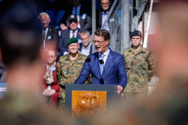 September 15, 2026, Düsseldorf: Side shots taken during a command handover at the North Rhine-Westphalia State Command (NRW). Minister President Hendrik Wüst, Düsseldorf, North Rhine-Westphalia State Command, Wilhelm Raabe Street, North Rhine-Westphalia, Germany