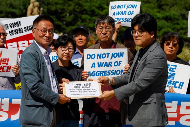 Anti-war activists rally in Seoul against Hormuz troop deployment A representative of protesters opposed to South Korea s troop deployment (L) hands a written request for a meeting with the president to a Cheong Wa Dae official (R), following a press conference against the government s discussion of sending troops to the Strait of Hormuz, in front of the presidential office of Cheong Wa Dae (Blue House), in Seoul, South Korea, on September 16, 2026. Seoul South Korea  Copyright: xMatrixxImagesx xJungxUi-Chelx