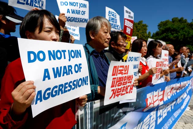 Anti-war activists rally in Seoul against Hormuz troop deployment Protesters hold placards during a press conference opposing the South Korean government s discussion of deploying troops to the Strait of Hormuz, in front of the presidential office of Cheong Wa Dae (Blue House), in Seoul, South Korea, on September 16, 2026. Seoul South Korea  Copyright: xMatrixxImagesx xJungxUi-Chelx