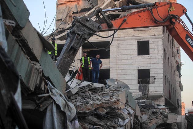 Aftermath of Israeli Airstrike In Gaza Civil Defence workers attempt to rescue people trapped beneath the rubble of a residential building in Gaza City, on September 16, 2026. The building collapsed on Wednesday after being damaged in an earlier Israeli strike during the war. Gaza Palestine  Copyright: xMajdixFathix originalFilename: fathi-notitle260915_np1NJ.jpg