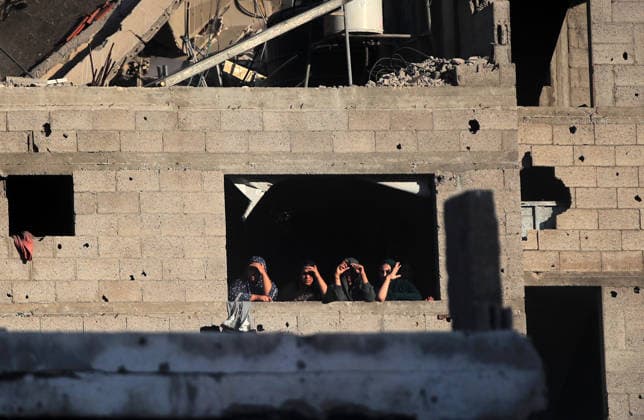Aftermath of Israeli Airstrike In Gaza Palestinians watch as civil defense workers attempt to rescue people trapped beneath the rubble of a residential building in Gaza City, on September 16, 2026. The building collapsed on Wednesday after being damaged in an earlier Israeli strike during the war. Gaza Palestine  Copyright: xMajdixFathix originalFilename: fathi-notitle260915_np2cJ.jpg