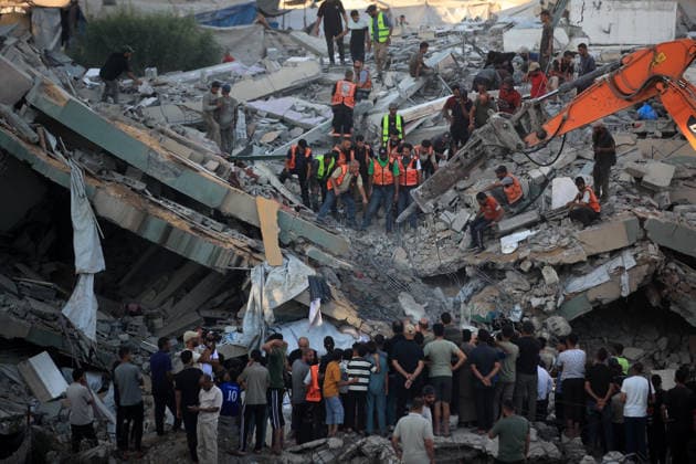 Aftermath of Israeli Airstrike In Gaza Civil Defence workers attempt to rescue people trapped beneath the rubble of a residential building in Gaza City, on September 16, 2026. The building collapsed on Wednesday after being damaged in an earlier Israeli strike during the war. Gaza Palestine  Copyright: xMajdixFathix originalFilename: fathi-notitle260915_np3ZM.jpg