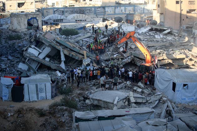 Aftermath of Israeli Airstrike In Gaza Civil Defence workers attempt to rescue people trapped beneath the rubble of a residential building in Gaza City, on September 16, 2026. The building collapsed on Wednesday after being damaged in an earlier Israeli strike during the war. Gaza Palestine  Copyright: xMajdixFathix originalFilename: fathi-notitle260915_np7pU