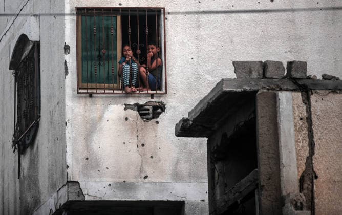 Aftermath of Israeli Airstrike In Gaza Palestinians watch as civil defense workers attempt to rescue people trapped beneath the rubble of a residential building in Gaza City, on September 16, 2026. The building collapsed on Wednesday after being damaged in an earlier Israeli strike during the war. Gaza Palestine  Copyright: xMajdixFathix originalFilename: fathi-notitle260915_npAOG.jpg