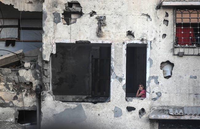 Aftermath of Israeli Airstrike In Gaza A Palestinian girl watches as civil defense workers attempt to rescue people trapped beneath the rubble of a residential building in Gaza City, on September 16, 2026. The building collapsed on Wednesday after being damaged in an earlier Israeli strike during the war. Gaza Palestine  Copyright: xMajdixFathix originalFilename: fathi-notitle260915_npCJT.jpg