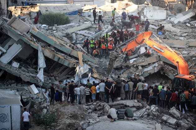Aftermath of Israeli Airstrike In Gaza Civil Defence workers attempt to rescue people trapped beneath the rubble of a residential building in Gaza City, on September 16, 2026. The building collapsed on Wednesday after being damaged in an earlier Israeli strike during the war. Gaza Palestine  Copyright: xMajdixFathix originalFilename: fathi-notitle260915_npE2X