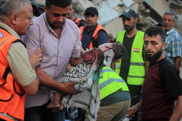Aftermath of Israeli Airstrike In Gaza (EDITORS NOTE: Image contains graphic content.) Civil defence workers carry the body of a child recovered from the rubble of a residential building in Gaza City, on September 16, 2026. Gaza Palestine  Copyright: xMajdixFathix originalFilename: fathi-notitle260915_npHEo.jpg