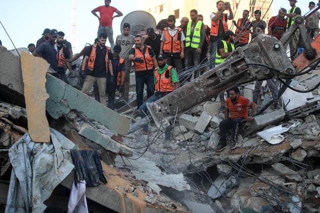 Aftermath of Israeli Airstrike In Gaza Civil Defence workers attempt to rescue people trapped beneath the rubble of a residential building in Gaza City, on September 16, 2026. The building collapsed on Wednesday after being damaged in an earlier Israeli strike during the war. Gaza Palestine  Copyright: xMajdixFathix originalFilename: fathi-notitle260915_npJxq.jpg