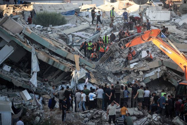 Aftermath of Israeli Airstrike In Gaza Civil Defence workers attempt to rescue people trapped beneath the rubble of a residential building in Gaza City, on September 16, 2026. The building collapsed on Wednesday after being damaged in an earlier Israeli strike during the war. Gaza Palestine  Copyright: xMajdixFathix originalFilename: fathi-notitle260915_npNT2