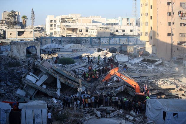 Aftermath of Israeli Airstrike In Gaza Civil Defence workers attempt to rescue people trapped beneath the rubble of a residential building in Gaza City, on September 16, 2026. The building collapsed on Wednesday after being damaged in an earlier Israeli strike during the war. Gaza Palestine  Copyright: xMajdixFathix originalFilename: fathi-notitle260915_npSZw.jpg