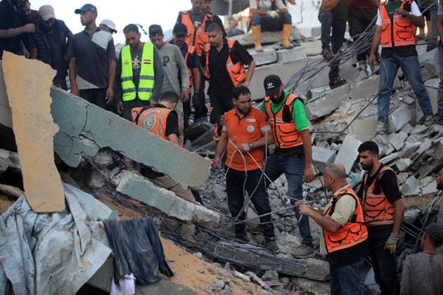Aftermath of Israeli Airstrike In Gaza Civil Defence workers attempt to rescue people trapped beneath the rubble of a residential building in Gaza City, on September 16, 2026. The building collapsed on Wednesday after being damaged in an earlier Israeli strike during the war. Gaza Palestine  Copyright: xMajdixFathix originalFilename: fathi-notitle260915_npUia.jpg