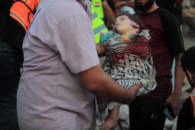 Aftermath of Israeli Airstrike In Gaza (EDITORS NOTE: Image contains graphic content.) Civil defence workers carry the body of a child retrieved from the rubble of a residential building in Gaza City, on September 16, 2026. The building had been damaged in an earlier Israeli strike during the war and collapsed on Wednesday. Gaza Palestine  Copyright: xMajdixFathix originalFilename: fathi-notitle260915_npX6Q.jpg