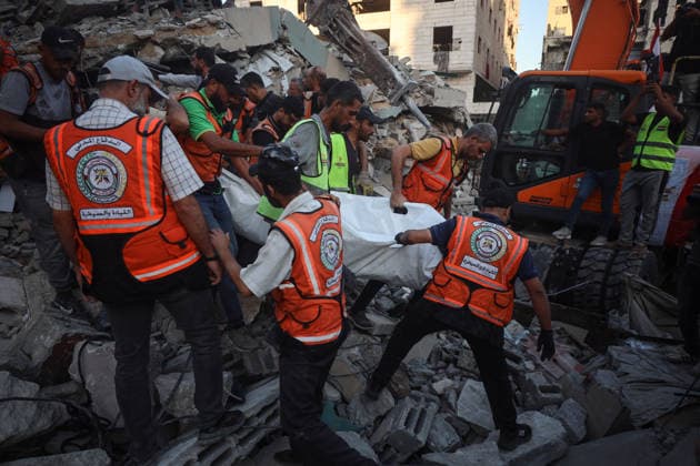 Aftermath of Israeli Airstrike In Gaza Civil Defence workers attempt to rescue people trapped beneath the rubble of a residential building in Gaza City, on September 16, 2026. The building collapsed on Wednesday after being damaged in an earlier Israeli strike during the war. Gaza Palestine  Copyright: xMajdixFathix originalFilename: fathi-notitle260916_np0HG