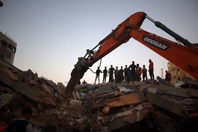 Aftermath of Israeli Airstrike In Gaza Civil Defence workers attempt to rescue people trapped beneath the rubble of a residential building in Gaza City, on September 16, 2026. The building collapsed on Wednesday after being damaged in an earlier Israeli strike during the war. Gaza Palestine  Copyright: xMajdixFathix originalFilename: fathi-notitle260916_np1Is.jpg