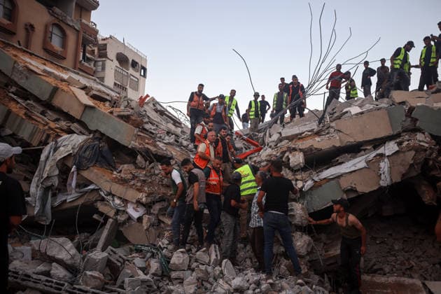 Aftermath of Israeli Airstrike In Gaza Civil Defence workers attempt to rescue people trapped beneath the rubble of a residential building in Gaza City, on September 16, 2026. The building collapsed on Wednesday after being damaged in an earlier Israeli strike during the war. Gaza Palestine  Copyright: xMajdixFathix originalFilename: fathi-notitle260916_np9cz