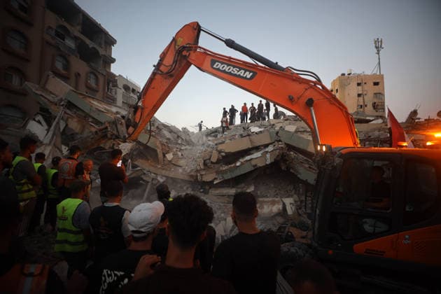 Aftermath of Israeli Airstrike In Gaza Civil Defence workers attempt to rescue people trapped beneath the rubble of a residential building in Gaza City, on September 16, 2026. The building collapsed on Wednesday after being damaged in an earlier Israeli strike during the war. Gaza Palestine  Copyright: xMajdixFathix originalFilename: fathi-notitle260916_npbjK.jpg