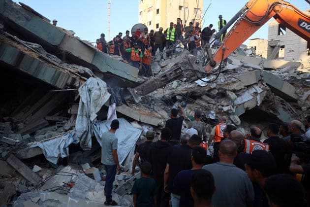 Aftermath of Israeli Airstrike In Gaza Civil Defence workers attempt to rescue people trapped beneath the rubble of a residential building in Gaza City, on September 16, 2026. The building collapsed on Wednesday after being damaged in an earlier Israeli strike during the war. Gaza Palestine  Copyright: xMajdixFathix originalFilename: fathi-notitle260916_npBQa