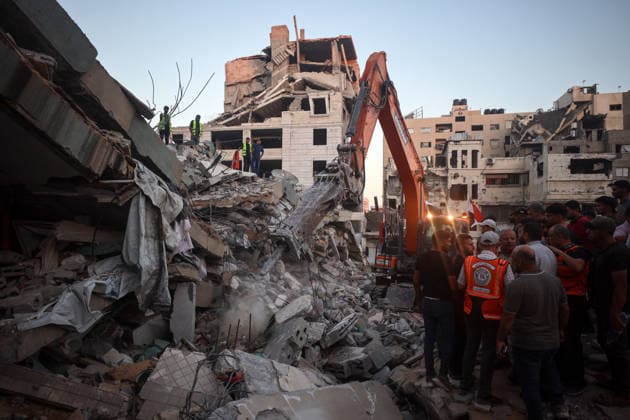 Aftermath of Israeli Airstrike In Gaza Civil Defence workers attempt to rescue people trapped beneath the rubble of a residential building in Gaza City, on September 16, 2026. The building collapsed on Wednesday after being damaged in an earlier Israeli strike during the war. Gaza Palestine  Copyright: xMajdixFathix originalFilename: fathi-notitle260916_npgga