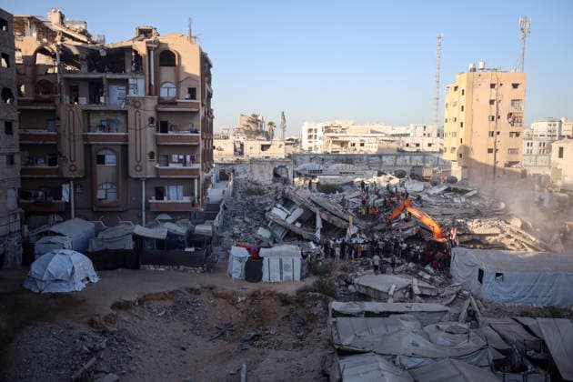 Aftermath of Israeli Airstrike In Gaza Civil Defence workers attempt to rescue people trapped beneath the rubble of a residential building in Gaza City, on September 16, 2026. The building collapsed on Wednesday after being damaged in an earlier Israeli strike during the war. Gaza Palestine  Copyright: xMajdixFathix originalFilename: fathi-notitle260916_npIZI.jpg