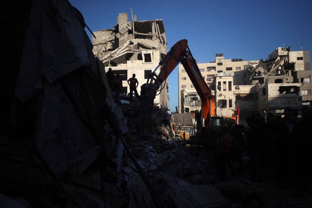 Aftermath of Israeli Airstrike In Gaza Civil Defence workers attempt to rescue people trapped beneath the rubble of a residential building in Gaza City, on September 16, 2026. The building collapsed on Wednesday after being damaged in an earlier Israeli strike during the war. Gaza Palestine  Copyright: xMajdixFathix originalFilename: fathi-notitle260916_npjwv