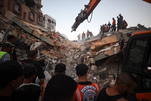 Aftermath of Israeli Airstrike In Gaza Civil Defence workers attempt to rescue people trapped beneath the rubble of a residential building in Gaza City, on September 16, 2026. The building collapsed on Wednesday after being damaged in an earlier Israeli strike during the war. Gaza Palestine  Copyright: xMajdixFathix originalFilename: fathi-notitle260916_npNUX