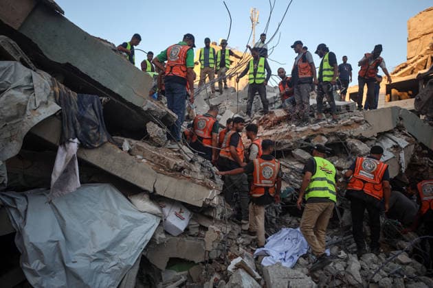 Aftermath of Israeli Airstrike In Gaza Civil Defence workers attempt to rescue people trapped beneath the rubble of a residential building in Gaza City, on September 16, 2026. The building collapsed on Wednesday after being damaged in an earlier Israeli strike during the war. Gaza Palestine  Copyright: xMajdixFathix originalFilename: fathi-notitle260916_npSnS