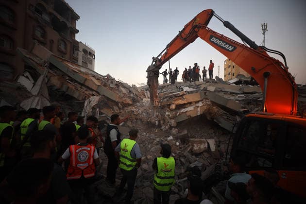 Aftermath of Israeli Airstrike In Gaza Civil Defence workers attempt to rescue people trapped beneath the rubble of a residential building in Gaza City, on September 16, 2026. The building collapsed on Wednesday after being damaged in an earlier Israeli strike during the war. Gaza Palestine  Copyright: xMajdixFathix originalFilename: fathi-notitle260916_npTJ6