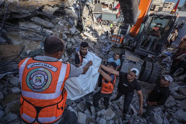 11 Palestinians killed as damaged six-story building collapses onto displaced tents in Gaza GAZA CITY, GAZA, PALESTINE - SEPTEMBER 16: Rescue workers extract the bodies of victims from the rubble after a damaged six-story building collapsed in the Al-Sinaa area of southwestern Gaza City, Gaza, Palestine on September 16, 2026. The building, previously damaged during Israeli airstrikes, collapsed onto neighboring tents housing displaced Palestinians, leaving at least 11 people dead, including five children, and injuring 14 others as civil defense and municipal teams continue search-and-rescue operations. Hamza Z. H. Qraiqea Anadolu Gaza City Gaza. Editorial use only. Please get in touch for any other usage.  Copyright: x2026xAnadoluxHamzaxZ.xH.xQraiqeax