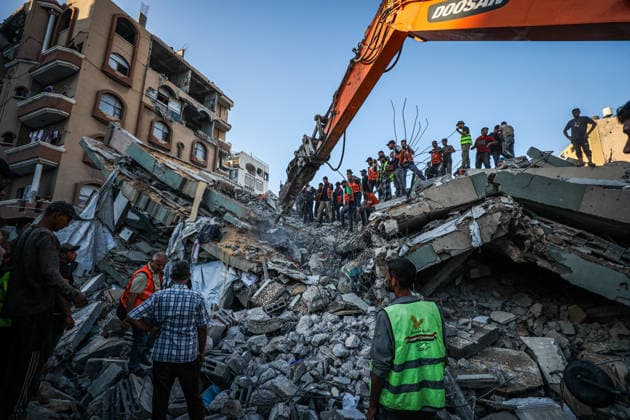 11 Palestinians killed as damaged six-story building collapses onto displaced tents in Gaza GAZA CITY, GAZA, PALESTINE - SEPTEMBER 16: Rescue workers extract the bodies of victims from the rubble after a damaged six-story building collapsed in the Al-Sinaa area of southwestern Gaza City, Gaza, Palestine on September 16, 2026. The building, previously damaged during Israeli airstrikes, collapsed onto neighboring tents housing displaced Palestinians, leaving at least 11 people dead, including five children, and injuring 14 others as civil defense and municipal teams continue search-and-rescue operations. Hamza Z. H. Qraiqea Anadolu Gaza City Gaza. Editorial use only. Please get in touch for any other usage.  Copyright: x2026xAnadoluxHamzaxZ.xH.xQraiqeax