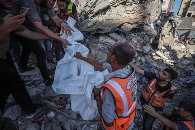 11 Palestinians killed as damaged six-story building collapses onto displaced tents in Gaza GAZA CITY, GAZA, PALESTINE - SEPTEMBER 16: Rescue workers extract the bodies of victims from the rubble after a damaged six-story building collapsed in the Al-Sinaa area of southwestern Gaza City, Gaza, Palestine on September 16, 2026. The building, previously damaged during Israeli airstrikes, collapsed onto neighboring tents housing displaced Palestinians, leaving at least 11 people dead, including five children, and injuring 14 others as civil defense and municipal teams continue search-and-rescue operations. Hamza Z. H. Qraiqea Anadolu Gaza City Gaza. Editorial use only. Please get in touch for any other usage.  Copyright: x2026xAnadoluxHamzaxZ.xH.xQraiqeax