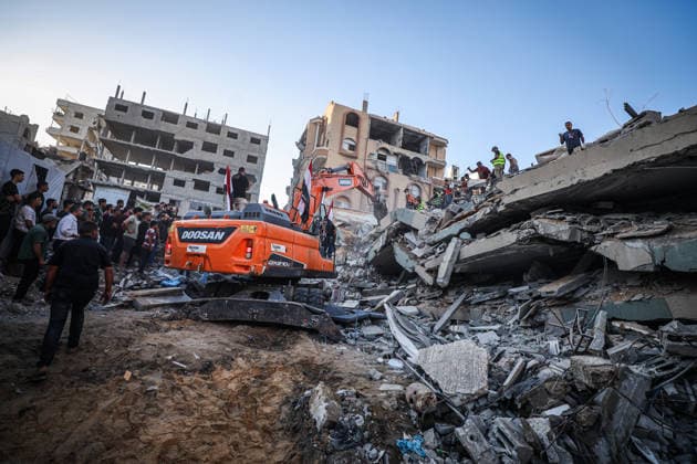 11 Palestinians killed as damaged six-story building collapses onto displaced tents in Gaza GAZA CITY, GAZA, PALESTINE - SEPTEMBER 16: Rescue workers extract the bodies of victims from the rubble after a damaged six-story building collapsed in the Al-Sinaa area of southwestern Gaza City, Gaza, Palestine on September 16, 2026. The building, previously damaged during Israeli airstrikes, collapsed onto neighboring tents housing displaced Palestinians, leaving at least 11 people dead, including five children, and injuring 14 others as civil defense and municipal teams continue search-and-rescue operations. Hamza Z. H. Qraiqea Anadolu Gaza City Gaza. Editorial use only. Please get in touch for any other usage.  Copyright: x2026xAnadoluxHamzaxZ.xH.xQraiqeax