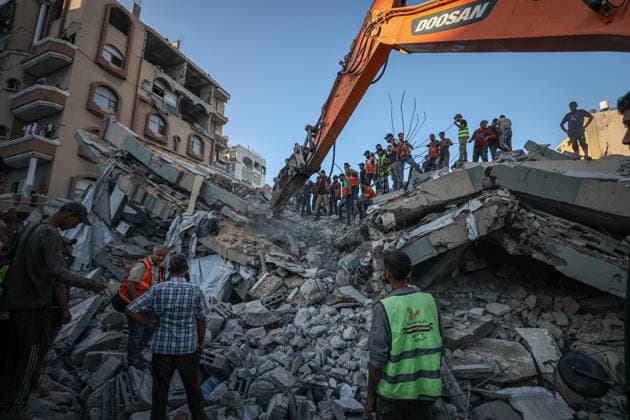 11 Palestinians killed as damaged six-story building collapses onto displaced tents in Gaza GAZA CITY, GAZA, PALESTINE - SEPTEMBER 16: Rescue workers extract the bodies of victims from the rubble after a damaged six-story building collapsed in the Al-Sinaa area of southwestern Gaza City, Gaza, Palestine on September 16, 2026. The building, previously damaged during Israeli airstrikes, collapsed onto neighboring tents housing displaced Palestinians, leaving at least 11 people dead, including five children, and injuring 14 others as civil defense and municipal teams continue search-and-rescue operations. Hamza Z. H. Qraiqea Anadolu Gaza City Gaza. Editorial use only. Please get in touch for any other usage.  Copyright: x2026xAnadoluxHamzaxZ.xH.xQraiqeax
