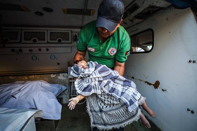 11 Palestinians killed as damaged six-story building collapses onto displaced tents in Gaza GAZA CITY, GAZA, PALESTINE - SEPTEMBER 16: (EDITOR S NOTE: Image depicts death) Rescue workers extract the bodies of victims from the rubble after a damaged six-story building collapsed in the Al-Sinaa area of southwestern Gaza City, Gaza, Palestine on September 16, 2026. The building, previously damaged during Israeli airstrikes, collapsed onto neighboring tents housing displaced Palestinians, leaving at least 11 people dead, including five children, and injuring 14 others as civil defense and municipal teams continue search-and-rescue operations. Hamza Z. H. Qraiqea Anadolu Gaza City Gaza. Editorial use only. Please get in touch for any other usa  Copyright: x2026xAnadoluxHamzaxZ.xH.xQraiqeax