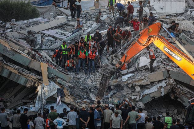 11 Palestinians killed as damaged six-story building collapses onto displaced tents in Gaza GAZA CITY, GAZA, PALESTINE - SEPTEMBER 16: Rescue workers extract the bodies of victims from the rubble after a damaged six-story building collapsed in the Al-Sinaa area of southwestern Gaza City, Gaza, Palestine on September 16, 2026. The building, previously damaged during Israeli airstrikes, collapsed onto neighboring tents housing displaced Palestinians, leaving at least 11 people dead, including five children, and injuring 14 others as civil defense and municipal teams continue search-and-rescue operations. Hamza Z. H. Qraiqea Anadolu Gaza City Gaza. Editorial use only. Please get in touch for any other usage.  Copyright: x2026xAnadoluxHamzaxZ.xH.xQraiqeax