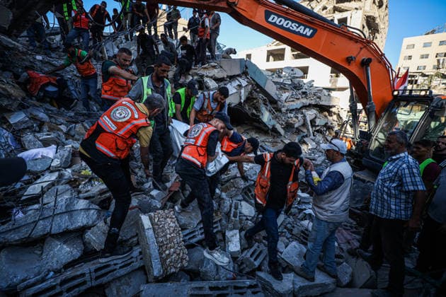 11 Palestinians killed as damaged six-story building collapses onto displaced tents in Gaza GAZA CITY, GAZA, PALESTINE - SEPTEMBER 16: Rescue workers extract the bodies of victims from the rubble after a damaged six-story building collapsed in the Al-Sinaa area of southwestern Gaza City, Gaza, Palestine on September 16, 2026. The building, previously damaged during Israeli airstrikes, collapsed onto neighboring tents housing displaced Palestinians, leaving at least 11 people dead, including five children, and injuring 14 others as civil defense and municipal teams continue search-and-rescue operations. Hamza Z. H. Qraiqea Anadolu Gaza City Gaza. Editorial use only. Please get in touch for any other usage.  Copyright: x2026xAnadoluxHamzaxZ.xH.xQraiqeax