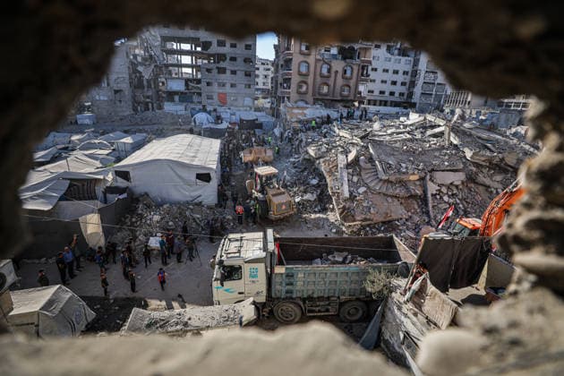 11 Palestinians killed as damaged six-story building collapses onto displaced tents in Gaza GAZA CITY, GAZA, PALESTINE - SEPTEMBER 16: Rescue workers extract the bodies of victims from the rubble after a damaged six-story building collapsed in the Al-Sinaa area of southwestern Gaza City, Gaza, Palestine on September 16, 2026. The building, previously damaged during Israeli airstrikes, collapsed onto neighboring tents housing displaced Palestinians, leaving at least 11 people dead, including five children, and injuring 14 others as civil defense and municipal teams continue search-and-rescue operations. Hamza Z. H. Qraiqea Anadolu Gaza City Gaza. Editorial use only. Please get in touch for any other usage.  Copyright: x2026xAnadoluxHamzaxZ.xH.xQraiqeax