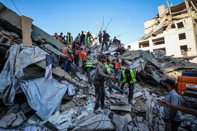 11 Palestinians killed as damaged six-story building collapses onto displaced tents in Gaza GAZA CITY, GAZA, PALESTINE - SEPTEMBER 16: Rescue workers extract the bodies of victims from the rubble after a damaged six-story building collapsed in the Al-Sinaa area of southwestern Gaza City, Gaza, Palestine on September 16, 2026. The building, previously damaged during Israeli airstrikes, collapsed onto neighboring tents housing displaced Palestinians, leaving at least 11 people dead, including five children, and injuring 14 others as civil defense and municipal teams continue search-and-rescue operations. Hamza Z. H. Qraiqea Anadolu Gaza City Gaza. Editorial use only. Please get in touch for any other usage.  Copyright: x2026xAnadoluxHamzaxZ.xH.xQraiqeax