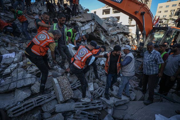 11 Palestinians killed as damaged six-story building collapses onto displaced tents in Gaza GAZA CITY, GAZA, PALESTINE - SEPTEMBER 16: Rescue workers extract the bodies of victims from the rubble after a damaged six-story building collapsed in the Al-Sinaa area of southwestern Gaza City, Gaza, Palestine on September 16, 2026. The building, previously damaged during Israeli airstrikes, collapsed onto neighboring tents housing displaced Palestinians, leaving at least 11 people dead, including five children, and injuring 14 others as civil defense and municipal teams continue search-and-rescue operations. Hamza Z. H. Qraiqea Anadolu Gaza City Gaza. Editorial use only. Please get in touch for any other usage.  Copyright: x2026xAnadoluxHamzaxZ.xH.xQraiqeax