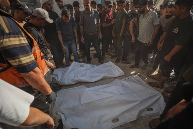 11 Palestinians killed as damaged six-story building collapses onto displaced tents in Gaza GAZA CITY, GAZA, PALESTINE - SEPTEMBER 16: Rescue workers extract the bodies of victims from the rubble after a damaged six-story building collapsed in the Al-Sinaa area of southwestern Gaza City, Gaza, Palestine on September 16, 2026. The building, previously damaged during Israeli airstrikes, collapsed onto neighboring tents housing displaced Palestinians, leaving at least 11 people dead, including five children, and injuring 14 others as civil defense and municipal teams continue search-and-rescue operations. Hamza Z. H. Qraiqea Anadolu Gaza City Gaza. Editorial use only. Please get in touch for any other usage.  Copyright: x2026xAnadoluxHamzaxZ.xH.xQraiqeax