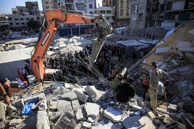 11 Palestinians killed as damaged six-story building collapses onto displaced tents in Gaza GAZA CITY, GAZA, PALESTINE - SEPTEMBER 16: Civil defense and municipal teams conduct search and rescue operations in the rubble of a collapsed six-story building in the Es-Sinaa area of Gaza City, Gaza, Palestine on September 16, 2026. At least eleven Palestinians, including five children, were killed and 14 others sustained injuries when the building, previously damaged by past Israeli military attacks, collapsed. Saeed M. M. T. Jaras Anadolu Gaza City Gaza. Editorial use only. Please get in touch for any other usage.  Copyright: x2026xAnadoluxSaeedxM.xM.xT.xJarasx