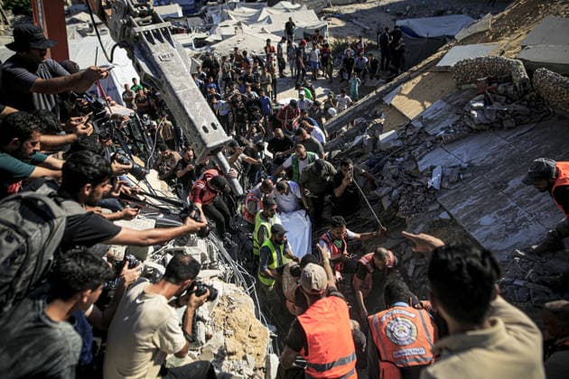 11 Palestinians killed as damaged six-story building collapses onto displaced tents in Gaza GAZA CITY, GAZA, PALESTINE - SEPTEMBER 16: Bodies of Palestinians are recovered during search and rescue operations in the rubble of a collapsed six-story building in the Es-Sinaa area of Gaza City, Gaza, Palestine on September 16, 2026. At least eleven Palestinians, including five children, were killed and 14 others sustained injuries when the building, previously damaged by past Israeli military attacks, collapsed. Saeed M. M. T. Jaras Anadolu Gaza City Gaza. Editorial use only. Please get in touch for any other usage.  Copyright: x2026xAnadoluxSaeedxM.xM.xT.xJarasx